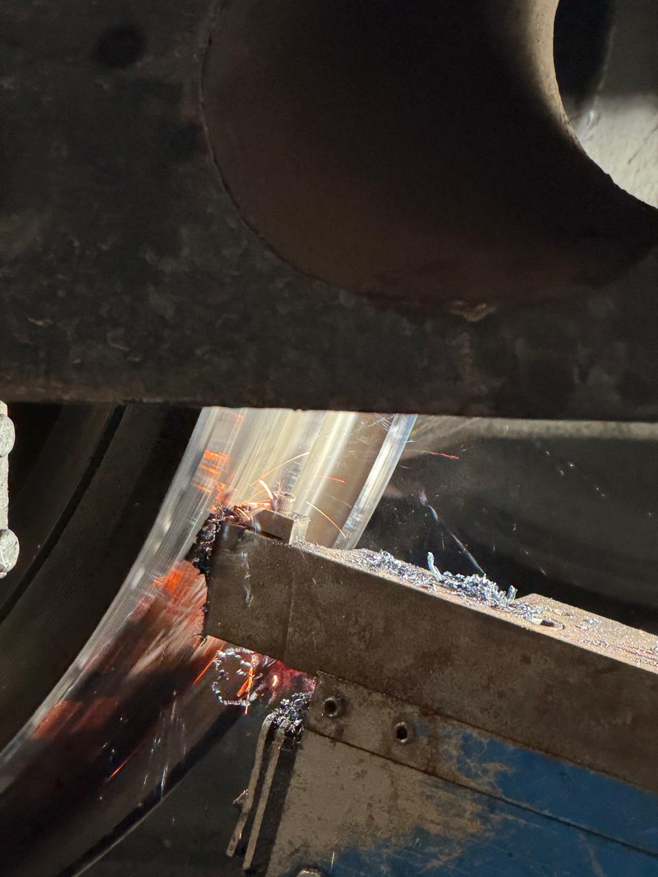 Cutting tool machining a locomotive wheel tyre